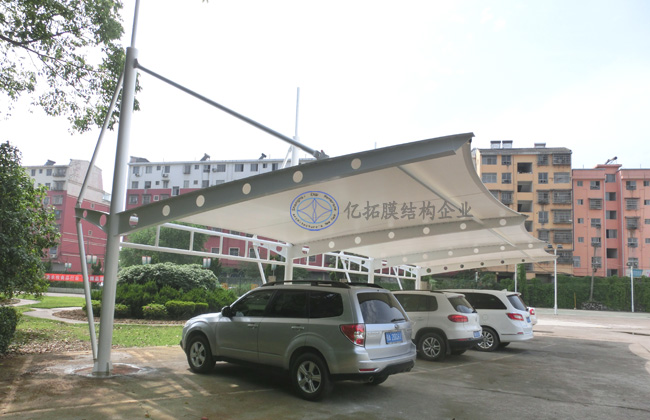 懷化正大飼料廠鋼膜結(jié)構(gòu)車(chē)棚